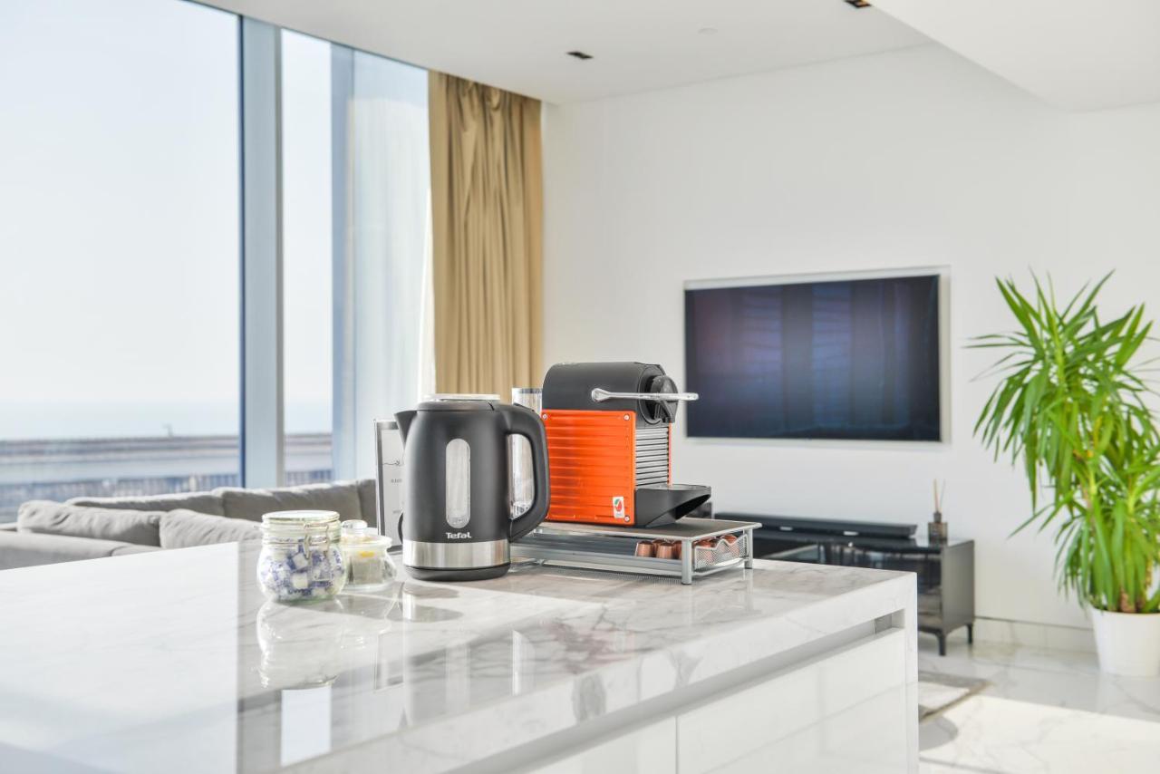 Luxe 3 Bedroom Oceanfront Apartment In The Heart Of Bluewaters Island دبي المظهر الخارجي الصورة